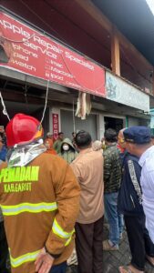 Tinjau Lokasi Kebakaran Kios, Bupati Garut Soroti Pentingnya Sosialisasi Nomor Darurat