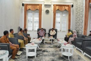 Pemkab Garut dan KPID Jawa Barat Bahas Pembentukan LPPL hingga Penuntasan _Blank Spot