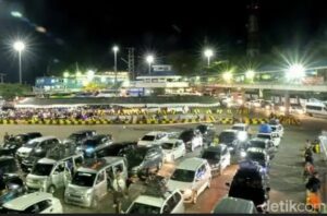 Tiga Hari Jelang Puncak Arus Mudik Hari Raya Idul Fitri,Pelabuhan Merak dan Ciwandan Cilegon Banten Mulai Dipadati Kendaraan Pemudik
