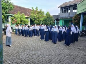 Hari Pertama Masuk Sekolah Setelah Libur Puasa dan Hari Raya Diawali Upacara Penaikan Bendera dan Dilanjutkan Acara Muhadhoroh di Aula YP Annidomiyah Kota Cilegon