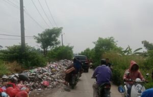 Jalan Raya Kresek-Gandaria Makin Menyempit, Sampah ‘Kuasai’ Badan Jalan, DLHK Diminta Segera Turun