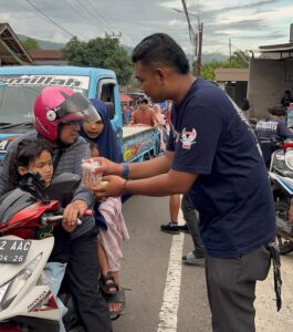 Moonraker PAC Bungbulang Bagikan 500 Paket Takjil di Depan SMPN 1 Bungbulang