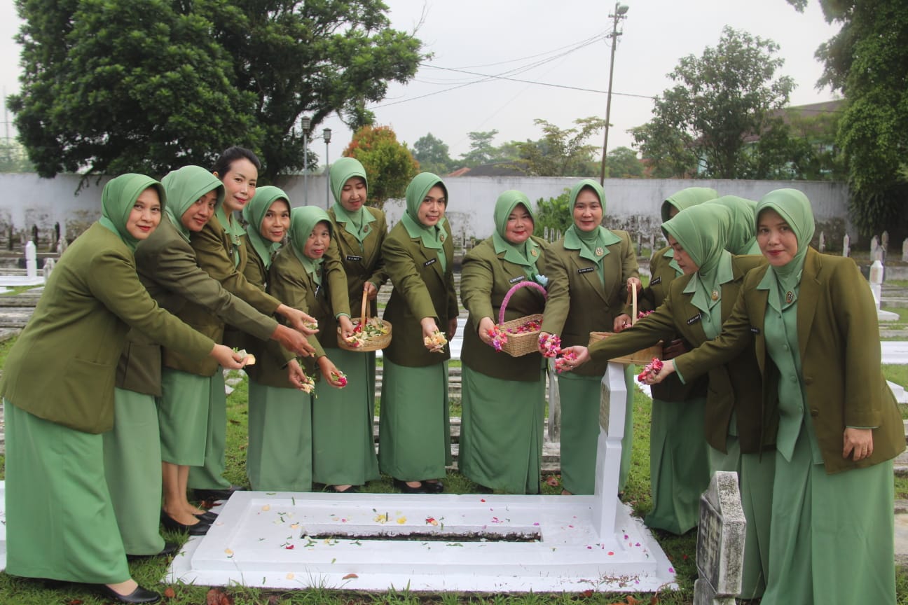 KHIDMAT DAN PENUH MAKNA, PERSIT KCK CABANG XXIII KODIM 0612/TASIKMALAYA GELAR ZIARAH DI TMP KAROENG