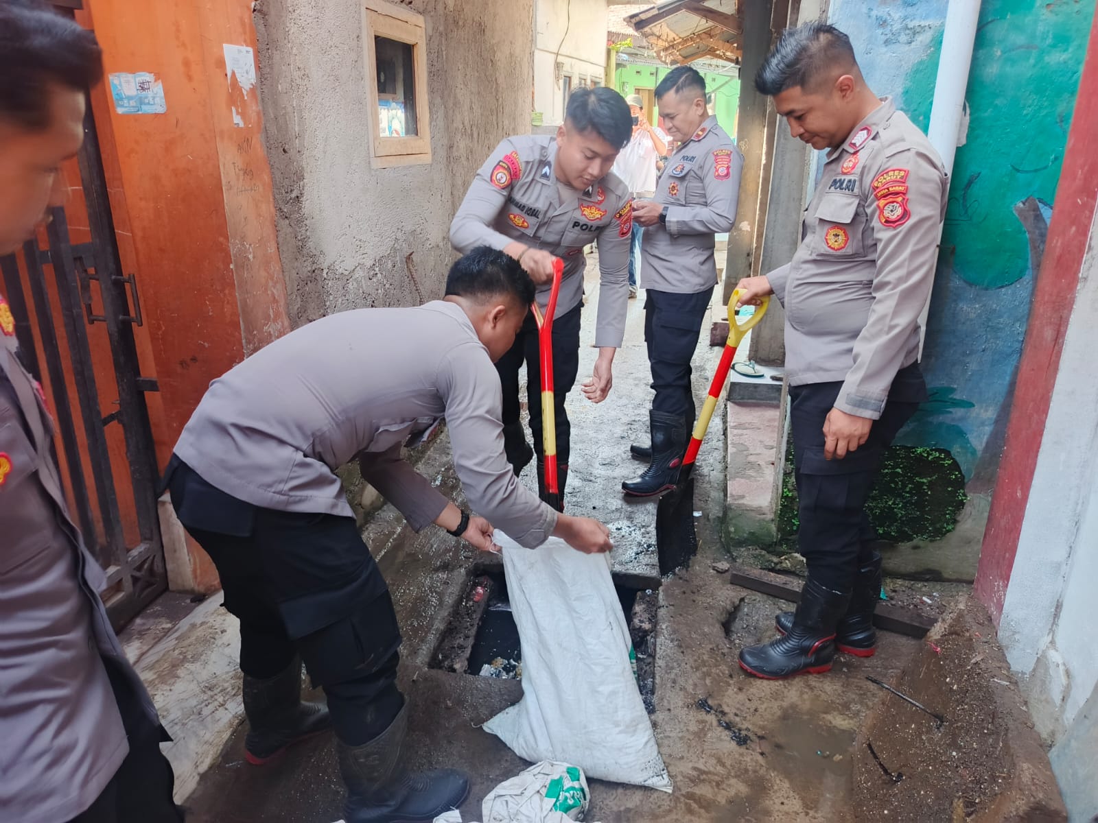 Polres Garut Sigap Bantu Warga Bersihkan Material Sisa Banjir