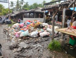 Sampah Menggunung di Pasar Pagelaran, Warga dan Pedagang Keluhkan Bau Menyengat