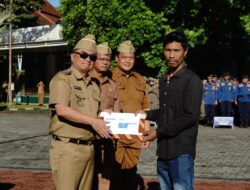 Bupati Garut Serahkan 4.400 Polis Asuransi Mikro