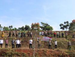 Kapolres Lebak Bersama Warga Laksanakan Penanaman Seribu Pohon di Curugbitung