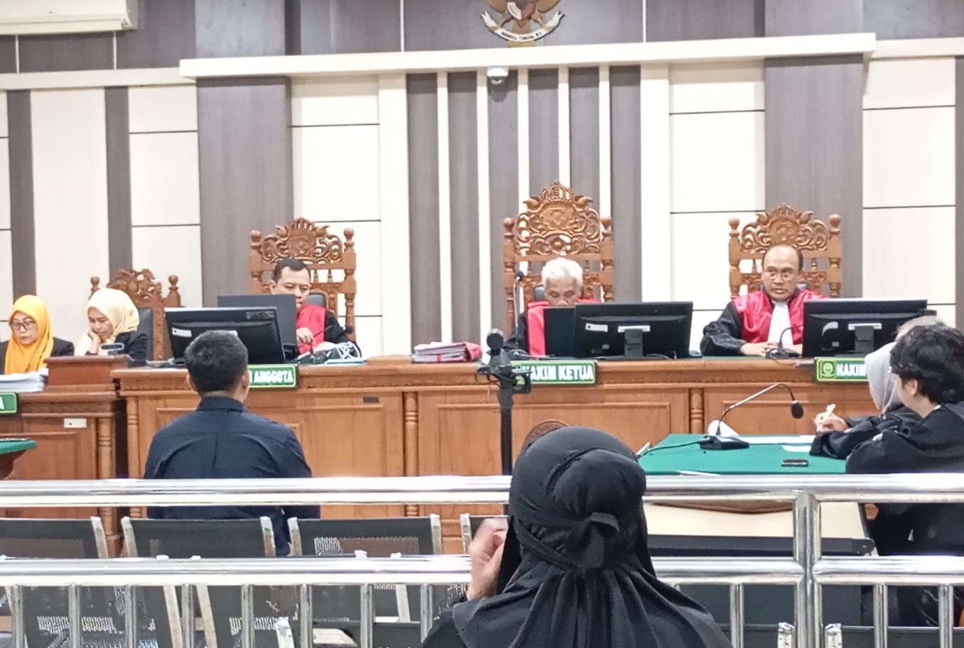 Terdakwa Dicky Syahbandinata saat mendengarkan putusan hakim dalam sidang kasus korupsi kredit Bank bjb ke Sritex di Pengadilan Tipikor Semarang, Kamis, 7 April 2026.