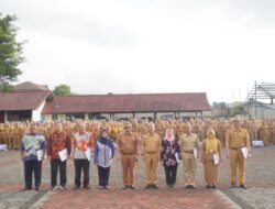 Pimpin Apel Gabungan, Bupati Garut Serahkan SK Kenaikan Pangkat dan Lepas PNS Purna Tugas