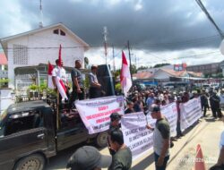Ratusan Masyarakat Nias Gelar Demo di Kejaksaan Gunungsitoli, Mendukungan Kajari Periksa Stakeholder, Usut Tuntas Korupsi RSU Pratama Kab.Nias.