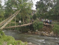 Tinjau Lokasi Jembatan Putus di Banjarwangi, Bupati Garut Pastikan Pembangunan Jembatan Gantung Permanen Segera Terealisasi