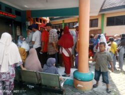 Bantuan Pangan Pemerintah Untuk Warga Masyarakat Kebon dalem Dibagikan Aparat Pemerintahan Kelurahan Kebondalem Kota Cilegon