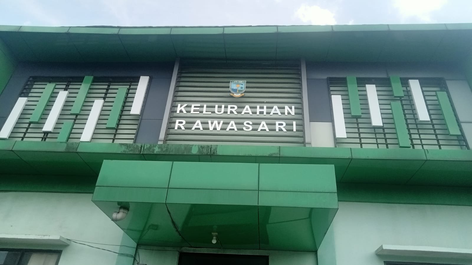 Heboh! Sekitar 80 Warga Geruduk Kantor Lurah, Sampaikan Mosi Tak Percaya terhadap Ketua RT 05 Rawasari