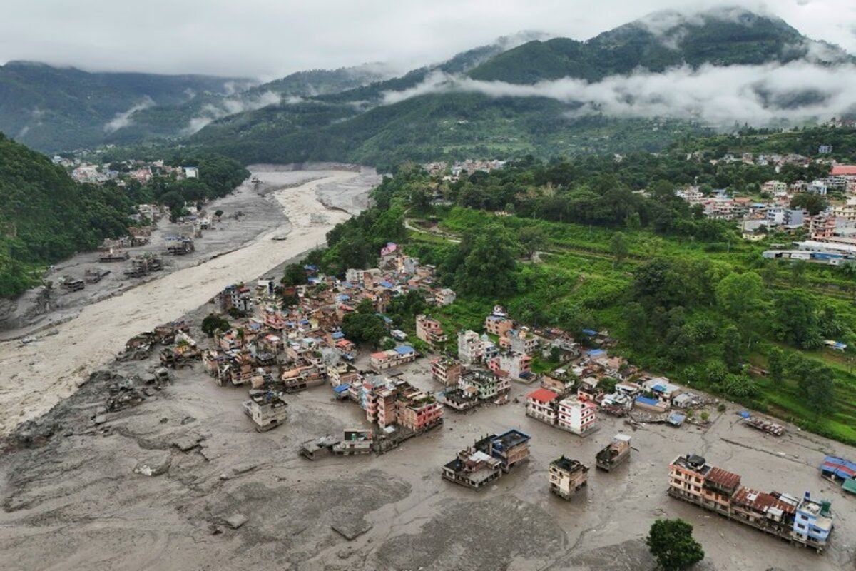 tampilan-dari-drone-memperlihatkan-lumpur-yang-menutupi-bangunan-dan-properti-setelah-banjir-bandang-di-trishuli-distrik-nuwak-1787817222778