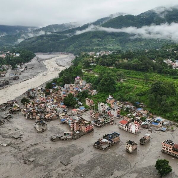 tampilan-dari-drone-memperlihatkan-lumpur-yang-menutupi-bangunan-dan-properti-setelah-banjir-bandang-di-trishuli-distrik-nuwak-1787817222778