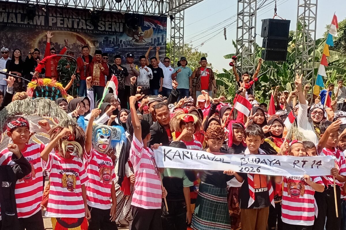 *Karnaval Seni & Budaya Desa Burangkeng Setu Bekasi Semarak 17 Agustus 2026 Penuh Semangat Warok* Bekasi, Discoverynews.id Pentas Seni & Budaya HUT RI ke-81 di Desa Burangkeng Setu Bekasi Jawa Barat tahun ini beda banget *Kesenian Reog Ponorogo* jadi bintang utama perayaan tahun ini. Pemerintahan Desa Burangkeng sengaja mengadakan Karnaval Seni dan Budaya sebagai bentuk ajang Seni dan silaturahmi antar warga se Desa Burangkeng dalam perayaan HUT RI ke 81 yang ada di Bekasi. dengan semangat *"Bersatu, Berdaulat, Rakyat Sejahtera"* Arak-arakan Karnaval Budaya dan Seni sejak jam 7 pagi, Para peserta Karnaval mulai arak-arakan. Selain Reog dari Ponorogo ada juga Tari tarian dari daerah Kalimantan,dan dari berbagai budaya di Indonesia Rutenya: dari Perumahan Mustika Grande lewat kantor kelurahan Desa Burangkeng yang baru kemudian ke arah Panggung Seni dan Budaya yg berada di Ujung Perumahan Mustika Grande sekaligus perform Reog Ponorogo beserta Atraksi 2 peserta lainnya Yang paling heboh ketika *Dadak Merak* perform. Topeng nya seberat 20kg itu diarak 8 orang, dikelilingi Bujang Ganong dan Warok dengan cemeti. Warga sangat antusias dan bergembira karena sudah sangat jarang ada kesenian Reog apalagi didaerah Bekasi yang sudah termasuk padat dan tadi disepanjang jalan tumpah ruah ramai warga sambil teriak *"Merdeka!"* dan rekam video. "Ini pertama kalinya saya lihat Reog yang begitu heboh dan menghayati Keren, gagah,sampai merinding," kata Bu Efendi warga Perumahan Mustika Grande Anak-anak SD ,SMP sampai SMA juga ikut. "Reog Mini" dari yang pakai topeng kardus tapi gerakannya kompak banget. ini salah satu mengenalkan budaya ke Gen Z. Lurah Burangkeng dalam sambutannya bilang: > "Bekasi itu kota industri dan kota pendatang. Reog mengajarkan kita tentang kekuatan, kekompakan, dan tidak mudah menyerah. Nilai Warok harus ada di setiap warga" Usai acara, panggung hiburan rakyat diisi kolaborasi Reog dengan marching band dan lagu-lagu nasional. Anak Anak muda juga banyak yang cosplay jadi Warok dan Bujang Ganong buat konten. Di usia 81 tahun Indonesia, Reog bukan hanya seni dan cuma tontonan. Ia jadi pengingat bahwa di kota yang sibuk ini, kita tetap butuh jiwa kesatria, gotong royong, dan cinta budaya. "Kami warga sangat terhibur dengan adanya acara ini ,walaupun setahun sekali acaranya dapat menjadi ajang silaturahmi dan semoga dapat terus menjadi agenda tahunan " ujar Babe Hasan warga Sekitar Gemuruh kendang Reog di Burangkeng hari ini = semangat kemerdekaan yang masih menyala.*MERDEKA* *Dirgahayu RI ke-81, Kuat! Merdeka!*