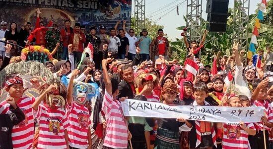 *Karnaval Seni & Budaya Desa Burangkeng Setu Bekasi Semarak 17 Agustus 2026 Penuh Semangat Warok* Bekasi, Discoverynews.id Pentas Seni & Budaya HUT RI ke-81 di Desa Burangkeng Setu Bekasi Jawa Barat tahun ini beda banget *Kesenian Reog Ponorogo* jadi bintang utama perayaan tahun ini. Pemerintahan Desa Burangkeng sengaja mengadakan Karnaval Seni dan Budaya sebagai bentuk ajang Seni dan silaturahmi antar warga se Desa Burangkeng dalam perayaan HUT RI ke 81 yang ada di Bekasi. dengan semangat *"Bersatu, Berdaulat, Rakyat Sejahtera"* Arak-arakan Karnaval Budaya dan Seni sejak jam 7 pagi, Para peserta Karnaval mulai arak-arakan. Selain Reog dari Ponorogo ada juga Tari tarian dari daerah Kalimantan,dan dari berbagai budaya di Indonesia Rutenya: dari Perumahan Mustika Grande lewat kantor kelurahan Desa Burangkeng yang baru kemudian ke arah Panggung Seni dan Budaya yg berada di Ujung Perumahan Mustika Grande sekaligus perform Reog Ponorogo beserta Atraksi 2 peserta lainnya Yang paling heboh ketika *Dadak Merak* perform. Topeng nya seberat 20kg itu diarak 8 orang, dikelilingi Bujang Ganong dan Warok dengan cemeti. Warga sangat antusias dan bergembira karena sudah sangat jarang ada kesenian Reog apalagi didaerah Bekasi yang sudah termasuk padat dan tadi disepanjang jalan tumpah ruah ramai warga sambil teriak *"Merdeka!"* dan rekam video. "Ini pertama kalinya saya lihat Reog yang begitu heboh dan menghayati Keren, gagah,sampai merinding," kata Bu Efendi warga Perumahan Mustika Grande Anak-anak SD ,SMP sampai SMA juga ikut. "Reog Mini" dari yang pakai topeng kardus tapi gerakannya kompak banget. ini salah satu mengenalkan budaya ke Gen Z. Lurah Burangkeng dalam sambutannya bilang: > "Bekasi itu kota industri dan kota pendatang. Reog mengajarkan kita tentang kekuatan, kekompakan, dan tidak mudah menyerah. Nilai Warok harus ada di setiap warga" Usai acara, panggung hiburan rakyat diisi kolaborasi Reog dengan marching band dan lagu-lagu nasional. Anak Anak muda juga banyak yang cosplay jadi Warok dan Bujang Ganong buat konten. Di usia 81 tahun Indonesia, Reog bukan hanya seni dan cuma tontonan. Ia jadi pengingat bahwa di kota yang sibuk ini, kita tetap butuh jiwa kesatria, gotong royong, dan cinta budaya. "Kami warga sangat terhibur dengan adanya acara ini ,walaupun setahun sekali acaranya dapat menjadi ajang silaturahmi dan semoga dapat terus menjadi agenda tahunan " ujar Babe Hasan warga Sekitar Gemuruh kendang Reog di Burangkeng hari ini = semangat kemerdekaan yang masih menyala.*MERDEKA* *Dirgahayu RI ke-81, Kuat! Merdeka!*
