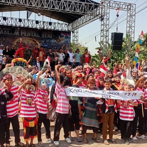 *Karnaval Seni & Budaya Desa Burangkeng Setu Bekasi Semarak 17 Agustus 2026 Penuh Semangat Warok* Bekasi, Discoverynews.id Pentas Seni & Budaya HUT RI ke-81 di Desa Burangkeng Setu Bekasi Jawa Barat tahun ini beda banget *Kesenian Reog Ponorogo* jadi bintang utama perayaan tahun ini. Pemerintahan Desa Burangkeng sengaja mengadakan Karnaval Seni dan Budaya sebagai bentuk ajang Seni dan silaturahmi antar warga se Desa Burangkeng dalam perayaan HUT RI ke 81 yang ada di Bekasi. dengan semangat *"Bersatu, Berdaulat, Rakyat Sejahtera"* Arak-arakan Karnaval Budaya dan Seni sejak jam 7 pagi, Para peserta Karnaval mulai arak-arakan. Selain Reog dari Ponorogo ada juga Tari tarian dari daerah Kalimantan,dan dari berbagai budaya di Indonesia Rutenya: dari Perumahan Mustika Grande lewat kantor kelurahan Desa Burangkeng yang baru kemudian ke arah Panggung Seni dan Budaya yg berada di Ujung Perumahan Mustika Grande sekaligus perform Reog Ponorogo beserta Atraksi 2 peserta lainnya Yang paling heboh ketika *Dadak Merak* perform. Topeng nya seberat 20kg itu diarak 8 orang, dikelilingi Bujang Ganong dan Warok dengan cemeti. Warga sangat antusias dan bergembira karena sudah sangat jarang ada kesenian Reog apalagi didaerah Bekasi yang sudah termasuk padat dan tadi disepanjang jalan tumpah ruah ramai warga sambil teriak *"Merdeka!"* dan rekam video. "Ini pertama kalinya saya lihat Reog yang begitu heboh dan menghayati Keren, gagah,sampai merinding," kata Bu Efendi warga Perumahan Mustika Grande Anak-anak SD ,SMP sampai SMA juga ikut. "Reog Mini" dari yang pakai topeng kardus tapi gerakannya kompak banget. ini salah satu mengenalkan budaya ke Gen Z. Lurah Burangkeng dalam sambutannya bilang: > "Bekasi itu kota industri dan kota pendatang. Reog mengajarkan kita tentang kekuatan, kekompakan, dan tidak mudah menyerah. Nilai Warok harus ada di setiap warga" Usai acara, panggung hiburan rakyat diisi kolaborasi Reog dengan marching band dan lagu-lagu nasional. Anak Anak muda juga banyak yang cosplay jadi Warok dan Bujang Ganong buat konten. Di usia 81 tahun Indonesia, Reog bukan hanya seni dan cuma tontonan. Ia jadi pengingat bahwa di kota yang sibuk ini, kita tetap butuh jiwa kesatria, gotong royong, dan cinta budaya. "Kami warga sangat terhibur dengan adanya acara ini ,walaupun setahun sekali acaranya dapat menjadi ajang silaturahmi dan semoga dapat terus menjadi agenda tahunan " ujar Babe Hasan warga Sekitar Gemuruh kendang Reog di Burangkeng hari ini = semangat kemerdekaan yang masih menyala.*MERDEKA* *Dirgahayu RI ke-81, Kuat! Merdeka!*