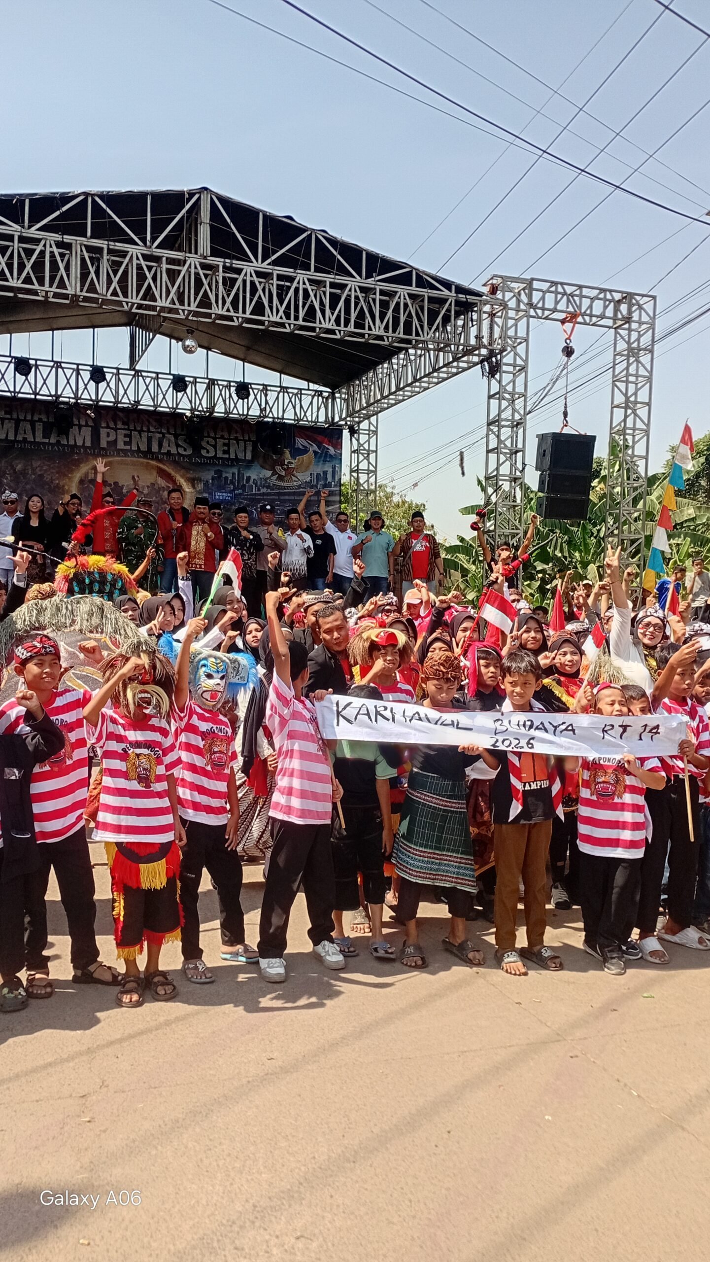 *Karnaval Seni & Budaya Desa Burangkeng Setu Bekasi Semarak 17 Agustus 2026 Penuh Semangat Warok* Bekasi, Discoverynews.id Pentas Seni & Budaya HUT RI ke-81 di Desa Burangkeng Setu Bekasi Jawa Barat tahun ini beda banget *Kesenian Reog Ponorogo* jadi bintang utama perayaan tahun ini. Pemerintahan Desa Burangkeng sengaja mengadakan Karnaval Seni dan Budaya sebagai bentuk ajang Seni dan silaturahmi antar warga se Desa Burangkeng dalam perayaan HUT RI ke 81 yang ada di Bekasi. dengan semangat *"Bersatu, Berdaulat, Rakyat Sejahtera"* Arak-arakan Karnaval Budaya dan Seni sejak jam 7 pagi, Para peserta Karnaval mulai arak-arakan. Selain Reog dari Ponorogo ada juga Tari tarian dari daerah Kalimantan,dan dari berbagai budaya di Indonesia Rutenya: dari Perumahan Mustika Grande lewat kantor kelurahan Desa Burangkeng yang baru kemudian ke arah Panggung Seni dan Budaya yg berada di Ujung Perumahan Mustika Grande sekaligus perform Reog Ponorogo beserta Atraksi 2 peserta lainnya Yang paling heboh ketika *Dadak Merak* perform. Topeng nya seberat 20kg itu diarak 8 orang, dikelilingi Bujang Ganong dan Warok dengan cemeti. Warga sangat antusias dan bergembira karena sudah sangat jarang ada kesenian Reog apalagi didaerah Bekasi yang sudah termasuk padat dan tadi disepanjang jalan tumpah ruah ramai warga sambil teriak *"Merdeka!"* dan rekam video. "Ini pertama kalinya saya lihat Reog yang begitu heboh dan menghayati Keren, gagah,sampai merinding," kata Bu Efendi warga Perumahan Mustika Grande Anak-anak SD ,SMP sampai SMA juga ikut. "Reog Mini" dari yang pakai topeng kardus tapi gerakannya kompak banget. ini salah satu mengenalkan budaya ke Gen Z. Lurah Burangkeng dalam sambutannya bilang: > "Bekasi itu kota industri dan kota pendatang. Reog mengajarkan kita tentang kekuatan, kekompakan, dan tidak mudah menyerah. Nilai Warok harus ada di setiap warga" Usai acara, panggung hiburan rakyat diisi kolaborasi Reog dengan marching band dan lagu-lagu nasional. Anak Anak muda juga banyak yang cosplay jadi Warok dan Bujang Ganong buat konten. Di usia 81 tahun Indonesia, Reog bukan hanya seni dan cuma tontonan. Ia jadi pengingat bahwa di kota yang sibuk ini, kita tetap butuh jiwa kesatria, gotong royong, dan cinta budaya. "Kami warga sangat terhibur dengan adanya acara ini ,walaupun setahun sekali acaranya dapat menjadi ajang silaturahmi dan semoga dapat terus menjadi agenda tahunan " ujar Babe Hasan warga Sekitar Gemuruh kendang Reog di Burangkeng hari ini = semangat kemerdekaan yang masih menyala.*MERDEKA* *Dirgahayu RI ke-81, Kuat! Merdeka!*
