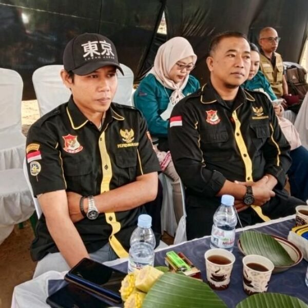 

**NGANJUK** discovernews.id 
– Isu terkait pembangunan destinasi wisata "Watu Lawang" di Kabupaten Nganjuk sempat memunculkan pro dan kontra di tengah masyarakat.

 Menanggapi hal tersebut, Joko  Siswanto, selaku Ketua Dewan Pimpinan Cabang (DPC) Lembaga Pengawasan Republik Indonesia (LPRI) Kabupaten Nganjuk, memberikan pernyataan resmi mengenai sikap lembaganya.

Dalam keterangannya, Joko Siswanto menegaskan bahwa pada awalnya ia memandang proyek Watu Lawang sebagai program positif untuk meningkatkan pariwisata daerah. Namun, ia memilih bersikap netral dalam dinamika LSM pendukung maupun penolak.

"Saya melihat ini konteksnya sebagai lembaga pengawas hanya satu: kalau memang untuk kemajuan silakan, tapi kalau di luar itu kami tidak mau ikut campur," ujar Joko saat ditemui awak media.

Selain membahas polemik Watu Lawang, Joko Siswanto juga menyoroti insiden yang terjadi di area Makam Desa Ngliman. Ia meluruskan kesalahpahaman yang beredar terkait pemasangan *banner* atau spanduk di pintu masuk makam tersebut.

 Menurut Joko , ada tiga oknum yang dilaporkan ke polisi atas tuduhan intimidasi terhadap 3 ormas / LSM  tersebut.

Berdasarkan Surat Tanda Terima Laporan/Pengaduan Masyarakat Nomor: STT/LPM/267/SATRESKRIM/X/2026/SPKT/POLRES NGANJUK tertanggal 26 September 2026, terlapor dalam kasus tersebut adalah perangkat desa setempat, yaitu Sdr. Agus Fredy F., Lk. (Sekdes Desa Ngliman), Sdr. Bambang Heru Sudarman, Lk. (Kasun Brono), dan Sdr. Sholeh Sundata, Lk. (Kasun Ngliman).

Joko Siswanto menjelaskan bahwa ketiganya diduga melakukan intimidasi secara lisan karena korban dilarang menggunakan ponsel atau merekam proses mediasi yang difasilitasi oleh pihak pemerintah desa.

"Itu murni Mas Sugito mendampingi anak buahnya, nggak ada polemik lain sebenarnya. Cuma kesalahpahaman di sini saja. 
Karena itu ada intimidasi persekusi dari salah satu tiga unsur perangkat desa... yang sudah dilaporkan tadi malam," tegasnya.

Hingga berita ini diturunkan, pihak LPRI berharap agar permasalahan ini dapat diselesaikan secara hukum tanpa adanya provokasi antar elemen masyarakat. Pihak kepolisian Polres Nganjuk kini telah menerima laporan tersebut dan dijadwalkan akan meminta keterangan lebih lanjut dari para saksi dan terlapor. 

Asrul / And
**Redaksi Jawa Timur**
Discoverynews.id / Tim