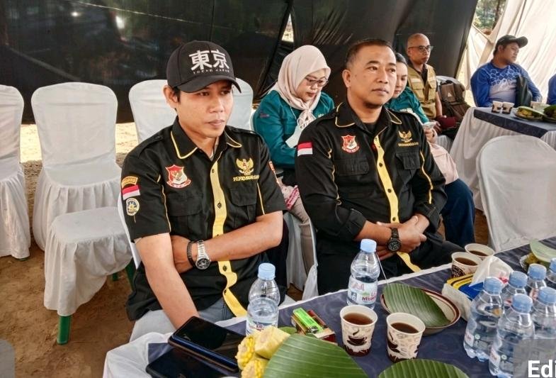 **NGANJUK** discovernews.id – Isu terkait pembangunan destinasi wisata "Watu Lawang" di Kabupaten Nganjuk sempat memunculkan pro dan kontra di tengah masyarakat. Menanggapi hal tersebut, Joko Siswanto, selaku Ketua Dewan Pimpinan Cabang (DPC) Lembaga Pengawasan Republik Indonesia (LPRI) Kabupaten Nganjuk, memberikan pernyataan resmi mengenai sikap lembaganya. Dalam keterangannya, Joko Siswanto menegaskan bahwa pada awalnya ia memandang proyek Watu Lawang sebagai program positif untuk meningkatkan pariwisata daerah. Namun, ia memilih bersikap netral dalam dinamika LSM pendukung maupun penolak. "Saya melihat ini konteksnya sebagai lembaga pengawas hanya satu: kalau memang untuk kemajuan silakan, tapi kalau di luar itu kami tidak mau ikut campur," ujar Joko saat ditemui awak media. Selain membahas polemik Watu Lawang, Joko Siswanto juga menyoroti insiden yang terjadi di area Makam Desa Ngliman. Ia meluruskan kesalahpahaman yang beredar terkait pemasangan *banner* atau spanduk di pintu masuk makam tersebut. Menurut Joko , ada tiga oknum yang dilaporkan ke polisi atas tuduhan intimidasi terhadap 3 ormas / LSM tersebut. Berdasarkan Surat Tanda Terima Laporan/Pengaduan Masyarakat Nomor: STT/LPM/267/SATRESKRIM/X/2026/SPKT/POLRES NGANJUK tertanggal 26 September 2026, terlapor dalam kasus tersebut adalah perangkat desa setempat, yaitu Sdr. Agus Fredy F., Lk. (Sekdes Desa Ngliman), Sdr. Bambang Heru Sudarman, Lk. (Kasun Brono), dan Sdr. Sholeh Sundata, Lk. (Kasun Ngliman). Joko Siswanto menjelaskan bahwa ketiganya diduga melakukan intimidasi secara lisan karena korban dilarang menggunakan ponsel atau merekam proses mediasi yang difasilitasi oleh pihak pemerintah desa. "Itu murni Mas Sugito mendampingi anak buahnya, nggak ada polemik lain sebenarnya. Cuma kesalahpahaman di sini saja. Karena itu ada intimidasi persekusi dari salah satu tiga unsur perangkat desa... yang sudah dilaporkan tadi malam," tegasnya. Hingga berita ini diturunkan, pihak LPRI berharap agar permasalahan ini dapat diselesaikan secara hukum tanpa adanya provokasi antar elemen masyarakat. Pihak kepolisian Polres Nganjuk kini telah menerima laporan tersebut dan dijadwalkan akan meminta keterangan lebih lanjut dari para saksi dan terlapor. Asrul / And **Redaksi Jawa Timur** Discoverynews.id / Tim