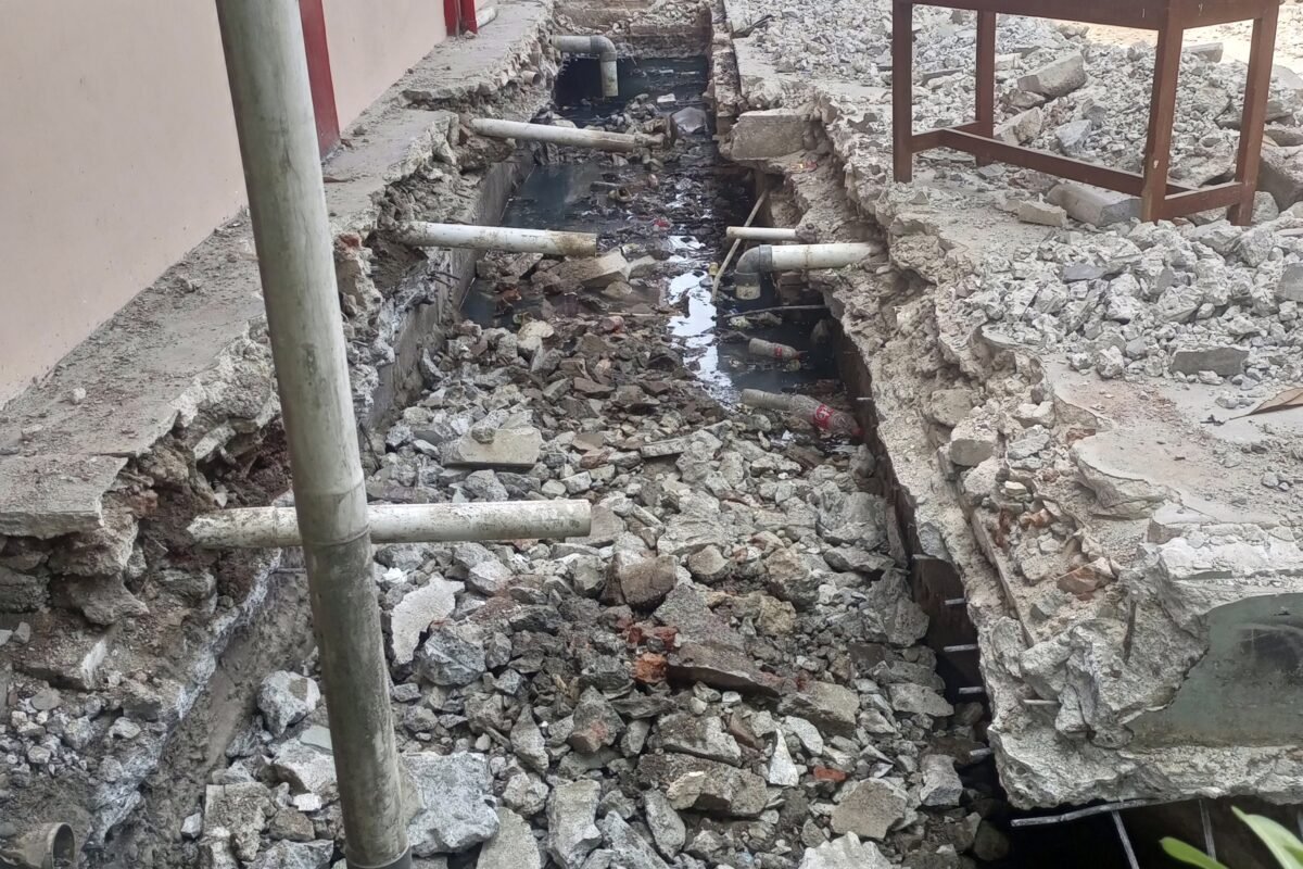 Saluran Air di Sekitar SMA Pusaka 1 Nusantara Dipenuhi Sampah dan Puing, Akses Jalan Menyempit