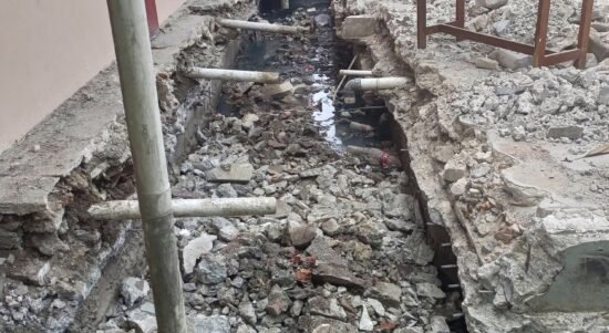 Saluran Air di Sekitar SMA Pusaka 1 Nusantara Dipenuhi Sampah dan Puing, Akses Jalan Menyempit