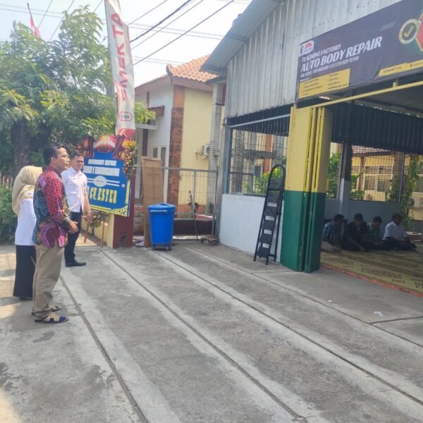Nganjuk, Discoverynews.id  Komitmen mencetak lulusan vokasi yang unggul dan siap kerja kembali ditunjukkan SMK Negeri 1 Tanjunganom, Kabupaten Nganjuk. Sekolah tersebut resmi membuka layanan Teaching Factory (TeFa) Auto Body Repair melalui acara tasyakuran soft opening yang digelar pada Rabu, 14 Oktober 2026.

Kegiatan ini menjadi bukti nyata sinergi antara dunia pendidikan vokasi dengan Dunia Usaha dan Dunia Industri (DUDI).

Acara berlangsung khidmat dan penuh kebersamaan. Turut hadir Kepala Cabang Dinas Pendidikan Provinsi Jawa Timur Wilayah Nganjuk M. Ardiyanto, S.Pd., M.M., Kepala SMKN 1 Tanjunganom Atik Qura'atul Aini, S.Pd., Humas sekolah Syaiful Anam, S.Pd., M.M., perwakilan Komite Sekolah, dewan guru, serta mitra industri CV Ester - Better Solution for Your Vehicle.

Rangkaian tasyakuran diawali dengan doa bersama untuk kelancaran dan keberkahan, dilanjutkan dengan prosesi potong tumpeng oleh Kacabdin M. Ardiyanto sebagai simbol resmi dibukanya TeFa Auto Body Repair.

Dalam sambutannya, Kepala SMKN 1 Tanjunganom Atik Qura'atul Aini, S.Pd. menyampaikan rasa syukur dan bangga atas capaian ini. Ia menegaskan bahwa TeFa ini bukan sekadar bengkel praktik, melainkan wadah pembelajaran berbasis produksi.

Alhamdulillah, ini langkah besar bagi kami. Melalui Teaching Factory Auto Body Repair yang bermitra dengan CV Ester ini, kami ingin membangun kualitas lulusan yang tidak hanya kompeten secara teori, tetapi juga unggul, profesional, dan berdaya saing tinggi di dunia kerja," ungkapnya.

Apresiasi tinggi datang dari Kepala Cabang Dinas Pendidikan Wilayah Nganjuk, M. Ardiyanto, S.Pd., M.M. Menurutnya, apa yang dilakukan SMKN 1 Tanjunganom adalah implementasi ideal dari program SMK Pusat Keunggulan.

Saya sangat mengapresiasi. Ini adalah gebrakan yang luar biasa. 
Saya berharap inovasi seperti ini bisa ditiru oleh SMK lain di Nganjuk, sehingga konsep link and match dengan industri benar-benar terwujud secara nyata, bukan hanya di atas kertas," tegas Ardiyanto.

Dengan diresmikannya unit ini, SMKN 1 Tanjunganom kini resmi membuka layanan umum perbaikan bodi kendaraan. Pengerjaan dilakukan langsung oleh siswa kompetensi keahlian Teknik Bodi Otomotif dengan pendampingan guru produktif dan pengawasan standar industri dari CV Ester.

Langkah ini menjadi komitmen kuat SMKN 1 Tanjunganom dalam mewujudkan pendidikan vokasi yang unggul, profesional, dan berdaya saing.

Gun / Redaksi Jatim  Discoverynews.id