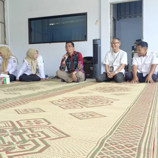 Jakarta discoverynews.id
Nganjuk, Discoverynews.id 

SMK Negeri 1 Tanjunganom, Kabupaten Nganjuk, Jawa Timur menggelar tasyakuran Soft Opening Teaching Factory (TEFA) Auto Body Repair, Rabu (14/10/2026). Program ini merupakan wujud nyata sinergi antara dunia pendidikan vokasi dengan dunia industri.

Acara yang berlangsung khidmat dan penuh kebersamaan tersebut dihadiri langsung oleh Kepala Cabang Dinas Pendidikan Provinsi Jawa Timur Wilayah Nganjuk, M. Ardiyanto, S.Pd., M.M., Kepala SMKN 1 Tanjunganom Atik Qura'atul Aini, S.Pd., Humas sekolah Syaiful Anam, S.Pd., M.M., perwakilan Komite Sekolah, dewan guru, serta mitra industri CV Ester.

Rangkaian acara diawali dengan doa bersama memohon kelancaran dan keberkahan usaha, dilanjutkan dengan prosesi potong tumpeng yang dilakukan langsung oleh Kacabdin M. Ardiyanto, S.Pd., M.M. sebagai simbol resmi dibukanya TEFA Auto Body Repair.

Kepala SMKN 1 Tanjunganom, Atik Qura'atul Aini, S.Pd., dalam sambutannya menyampaikan rasa syukur, senang dan bangga atas terselenggaranya tasyakuran soft opening ini.

"Alhamdulillah, ini adalah langkah besar bagi kami. Dengan adanya Teaching Factory Auto Body Repair yang bekerjasama dengan CV Ester ini, kami berharap dapat membangun kualitas lulusan yang siap kerja, unggul, profesional dan berdaya saing," ujarnya.

Sementara itu, Kacabdin Pendidikan Provinsi Wilayah Nganjuk, M. Ardiyanto, S.Pd., M.M., memberikan apresiasi tinggi atas terobosan yang dilakukan SMKN 1 Tanjunganom. Menurutnya, TEFA adalah implementasi ideal dari kurikulum SMK Pusat Keunggulan.

"Saya sangat mengapresiasi. Ini gebrakan yang luar biasa. Saya berharap sekolah-sekolah SMK yang lain di wilayah Nganjuk juga punya gebrakan berbeda dan inovasi seperti ini, sehingga link and match dengan industri benar-benar terwujud," tegas Ardiyanto.

Dengan diresmikannya TEFA Auto Body Repair ini, SMKN 1 Tanjunganom resmi membuka layanan perbaikan bodi kendaraan yang dikerjakan langsung oleh siswa dengan pendampingan guru produktif dan standar industri dari CV Ester - Better Solution for Your Vehicle.

Langkah ini sekaligus menjadi komitmen sekolah dalam mewujudkan pendidikan vokasi yang unggul, profesional dan berdaya saing, sesuai dengan tagline yang tertera di lokasi TEFA.

Gun / Redaksi Jatim
Discoverynews.id / TIM