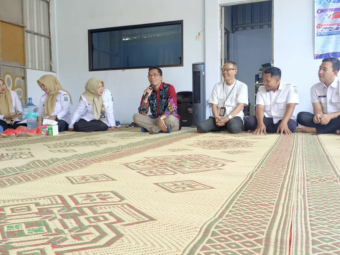 Ditandai Doa dan Potong Tumpeng oleh Kacabdin Nganjuk M. Ardiyanto, S.Pd., M.M. TeFa Auto Body Repair SMKN 1 Tanjunganom Resmi Dibuka.... Jakarta discoverynews.id Nganjuk, Discoverynews.id SMK Negeri 1 Tanjunganom, Kabupaten Nganjuk, Jawa Timur menggelar tasyakuran Soft Opening Teaching Factory (TEFA) Auto Body Repair, Rabu (14/10/2026). Program ini merupakan wujud nyata sinergi antara dunia pendidikan vokasi dengan dunia industri. Acara yang berlangsung khidmat dan penuh kebersamaan tersebut dihadiri langsung oleh Kepala Cabang Dinas Pendidikan Provinsi Jawa Timur Wilayah Nganjuk, M. Ardiyanto, S.Pd., M.M., Kepala SMKN 1 Tanjunganom Atik Qura'atul Aini, S.Pd., Humas sekolah Syaiful Anam, S.Pd., M.M., perwakilan Komite Sekolah, dewan guru, serta mitra industri CV Ester. Rangkaian acara diawali dengan doa bersama memohon kelancaran dan keberkahan usaha, dilanjutkan dengan prosesi potong tumpeng yang dilakukan langsung oleh Kacabdin M. Ardiyanto, S.Pd., M.M. sebagai simbol resmi dibukanya TEFA Auto Body Repair. Kepala SMKN 1 Tanjunganom, Atik Qura'atul Aini, S.Pd., dalam sambutannya menyampaikan rasa syukur, senang dan bangga atas terselenggaranya tasyakuran soft opening ini. "Alhamdulillah, ini adalah langkah besar bagi kami. Dengan adanya Teaching Factory Auto Body Repair yang bekerjasama dengan CV Ester ini, kami berharap dapat membangun kualitas lulusan yang siap kerja, unggul, profesional dan berdaya saing," ujarnya. Sementara itu, Kacabdin Pendidikan Provinsi Wilayah Nganjuk, M. Ardiyanto, S.Pd., M.M., memberikan apresiasi tinggi atas terobosan yang dilakukan SMKN 1 Tanjunganom. Menurutnya, TEFA adalah implementasi ideal dari kurikulum SMK Pusat Keunggulan. "Saya sangat mengapresiasi. Ini gebrakan yang luar biasa. Saya berharap sekolah-sekolah SMK yang lain di wilayah Nganjuk juga punya gebrakan berbeda dan inovasi seperti ini, sehingga link and match dengan industri benar-benar terwujud," tegas Ardiyanto. Dengan diresmikannya TEFA Auto Body Repair ini, SMKN 1 Tanjunganom resmi membuka layanan perbaikan bodi kendaraan yang dikerjakan langsung oleh siswa dengan pendampingan guru produktif dan standar industri dari CV Ester - Better Solution for Your Vehicle. Langkah ini sekaligus menjadi komitmen sekolah dalam mewujudkan pendidikan vokasi yang unggul, profesional dan berdaya saing, sesuai dengan tagline yang tertera di lokasi TEFA. Gun / Redaksi Jatim Discoverynews.id / TIM