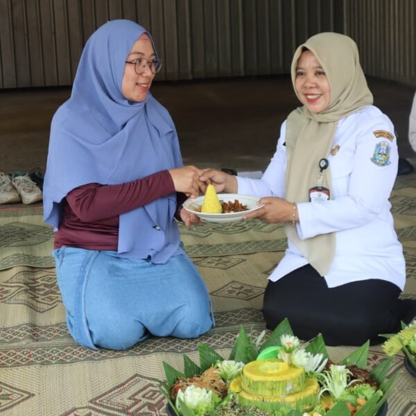 Naskah Berita Versi Baru:
Khidmat dan Penuh Haru, Potong Tumpeng Tandai Resminya TEFA Auto Body Repair SMKN 1 Tanjunganom Bersama CV Ester

Nganjuk, Discoverynews.id – Komitmen untuk mencetak lulusan vokasi yang siap kerja dan berdaya saing global kembali ditunjukkan SMK Negeri 1 Tanjunganom, Kabupaten Nganjuk. Sekolah kejuruan tersebut menggelar tasyakuran Soft Opening Teaching Factory (TEFA) Auto Body Repair pada Rabu (14/10/2026).

Program Teaching Factory ini menjadi bukti nyata implementasi kurikulum SMK Pusat Keunggulan sekaligus wujud sinergi strategis antara dunia pendidikan vokasi dengan Dunia Usaha dan Dunia Industri (DUDI).

Acara yang berlangsung khidmat, sederhana namun penuh kebersamaan itu dihadiri langsung oleh Kepala Cabang Dinas Pendidikan Provinsi Jawa Timur Wilayah Nganjuk, M. Ardiyanto, S.Pd., M.M. Turut hadir Kepala SMKN 1 Tanjunganom Atik Qura'atul Aini, S.Pd., Humas sekolah Syaiful Anam, S.Pd., M.M., perwakilan Komite Sekolah, jajaran dewan guru, tenaga kependidikan, serta mitra industri utama, CV Ester - Better Solution for Your Vehicle.

Rangkaian tasyakuran diawali dengan doa bersama yang dipimpin untuk memohon kelancaran, keberkahan, dan kesuksesan operasional TEFA ke depan. Puncak acara ditandai dengan prosesi potong tumpeng yang dilakukan langsung oleh Kacabdin M. Ardiyanto, S.Pd., M.M., sebagai simbol resmi dibukanya layanan TEFA Auto Body Repair.

Momen potong tumpeng berlangsung penuh makna. Potongan tumpeng pertama dari Kacabdin diserahkan kepada Kepala SMKN 1 Tanjunganom sebagai bentuk dukungan dan restu atas inovasi yang telah dilakukan sekolah.

Dalam sambutannya, Kepala SMKN 1 Tanjunganom, Atik Qura'atul Aini, S.Pd., mengungkapkan rasa syukur dan kebanggaannya. Menurutnya, kehadiran TEFA ini bukan sekadar fasilitas praktik baru, melainkan lompatan besar bagi masa depan siswa.

"Alhamdulillah, ini adalah langkah besar bagi kami. Dengan adanya Teaching Factory Auto Body Repair yang bekerjasama dengan CV Ester ini, kami tidak hanya mengajarkan teori, tapi siswa langsung bekerja dengan standar industri yang sesungguhnya. Harapannya, kami dapat membangun kualitas lulusan yang benar-benar siap kerja, unggul, profesional, dan berdaya saing di industri otomotif," ujarnya.

Apresiasi tinggi juga datang dari Kacabdin Pendidikan Wilayah Nganjuk, M. Ardiyanto, S.Pd., M.M. Ia menyebut langkah SMKN 1 Tanjunganom sebagai gebrakan luar biasa yang patut menjadi contoh bagi SMK lain di Nganjuk.

"Saya sangat mengapresiasi kegiatan ini. Ini gebrakan yang luar biasa. TEFA adalah implementasi ideal dari kurikulum SMK Pusat Keunggulan, di mana siswa belajar dalam suasana industri yang nyata. Saya berharap sekolah-sekolah SMK yang lain di wilayah Nganjuk juga punya gebrakan berbeda dan inovasi seperti ini, sehingga konsep link and match dengan industri benar-benar terwujud," tegas Ardiyanto.

Dengan diresmikannya TEFA ini, SMKN 1 Tanjunganom kini resmi membuka layanan perbaikan bodi kendaraan untuk umum. Mulai dari perbaikan bodi penyok, pengecatan ulang, hingga restorasi kendaraan, semua dikerjakan langsung oleh siswa jurusan Teknik Bodi Otomotif dengan pendampingan intensif dari guru produktif dan pengawasan standar kualitas dari tim profesional CV Ester.

Kehadiran fasilitas dengan oven cat modern berstandar industri (Teggie Pro) ini sekaligus menjadi komitmen sekolah dalam mewujudkan pendidikan vokasi yang unggul, profesional dan berdaya saing, selaras dengan tagline besar mereka: Bersama Mewujudkan Pendidikan Vokasi yang Unggul, Profesional dan Berdaya Saing.

Gun / Redaksi Jatim
Discoverynews.id
