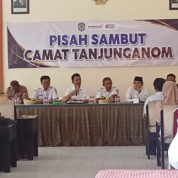 NGANJUK . discoverynews.id 

 Pemerintah Kecamatan Tanjunganom, Kabupaten Nganjuk, menggelar acara pisah sambut Camat dari 
Plt. Drs. Sarwo Widodo kepada Nuri Prihandoko, S.STP., M.KP., pada Rabu (21/10/2026). Kegiatan tersebut berlangsung di Pendopo Kecamatan Tanjunganom dengan dihadiri unsur Forkopimcam, kepala desa, tokoh masyarakat, serta perwakilan media dan lembaga swadaya masyarakat (LSM).
Nuri Prihandoko sebelumnya menjabat sebagai Camat Ngetos. Kedatangannya di Kecamatan Tanjunganom turut diantar oleh sejumlah kepala desa dari wilayah Kecamatan Ngetos bersama jajaran staf kecamatan. 
Dalam prosesi serah terima perwakilan dari Kecamatan Ngetos kepada Kecamatan Tanjunganom, Kepala Desa Klodan, Haryono, di daulat sebagai perwakilan dari kepala desa sekecamatan Ngetos untuk menyerahkan  camat Nuri kepada kecamatan tanjung anom 

Dalam sambutannya, Nuri menyampaikan terima kasih kepada masyarakat Kecamatan Ngetos, jajaran staf kecamatan, unsur Forum Koordinasi Pimpinan Kecamatan (Forkopimcam), para kepala desa, serta seluruh perangkat desa yang selama ini telah menjalin kerja sama dengan baik selama dirinya bertugas.
Ia juga menyampaikan permohonan maaf apabila selama memimpin Kecamatan Ngetos terdapat kekurangan maupun kesalahan, baik dalam pelayanan maupun dalam menjalankan tugas pemerintahan.
Ucapan tersebut menjadi bagian dari penghormatan Nuri kepada seluruh unsur pemerintahan dan masyarakat Kecamatan Ngetos yang telah mendukung pelaksanaan tugasnya selama menjabat sebagai camat.

Acara pisah sambut ini juga menjadi momentum peralihan kepemimpinan di Kecamatan Tanjunganom. Diharapkan, pergantian camat dapat menjadi awal penguatan koordinasi antara pemerintah kecamatan, pemerintah desa, unsur Forkopimcam, dan masyarakat dalam mendukung penyelenggaraan pemerintahan serta pelayanan publik.
Sejumlah unsur Forkopimcam Tanjunganom, kepala desa se-Kecamatan Tanjunganom, tokoh masyarakat, perwakilan media, dan LSM tampak menghadiri kegiatan tersebut. Sekretaris PKDI, Senthot Rudy Prastiono, S.T., juga turut hadir.

Dengan dimulainya tugas Nuri Prihandoko di Kecamatan Tanjunganom, sinergi antara pemerintah kecamatan dan seluruh elemen masyarakat diharapkan terus terjaga guna mendukung pembangunan wilayah serta meningkatkan kualitas pelayanan kepada masyarakat.

 Gun / And  
Redaksi Jatim 
Discoverynews.id