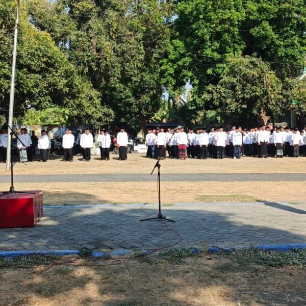  Kertosono, Nganjuk Discoverynews.id Dalam rangka memperingati Hari Santri Nasional (HSN) tahun 2026, Kecamatan Kertosono menggelar upacara bendera di halaman Pendopo Kecamatan, Kamis 22/10/2026 Upacara dipimpin langsung oleh Camat Kertosono, Widi Cahyono, S.STP, M.Si. Dalam sambutannya, Camat membacakan amanat dari Kementerian Agama yang menekankan pentingnya mengenang sejarah perjuangan para ulama dan santri bagi kemerdekaan Indonesia. Acara ini sesuai surat dari Kementerian Agama adalah untuk mengenang perjuangan Resolusi Jihad pada tanggal 22 Oktober 1945 oleh Hadratusyaikh KH. M. Hasyim Asy'ari," demikian inti dari sambutan yang disampaikan. Peringatan tahun ini mengangkat dua poin penting, yakni Landasan Sejarah Resolusi Jihad 1945 serta Tema dan Nilai Penguatan Pesantren. Melalui momen ini, diharapkan nilai-nilai juang santri dapat terus melekat dan menjadi inspirasi bagi generasi muda. Acara tersebut dihadiri oleh berbagai unsur pimpinan dan tokoh masyarakat di wilayah Kertosono. Tampak hadir Anggota DPRD Nganjuk Dafiq Ilham Akbar, S.M, jajaran Forpincam Kecamatan Kertosono, FKUB, MWC NU, serta perwakilan dari LDII. Turut hadir pula Kepala Korwil/UPTD/Instansi, perwakilan Kepala Desa se-Kecamatan Kertosono, serta ratusan santri dan perwakilan siswa sekolah yang terlihat berbaris rapi mengikuti jalannya upacara. Suasana upacara berlangsung khidmat dan formal. Para pejabat, tokoh masyarakat, dan undangan VIP terlihat mengenakan busana khas santri (jas, sarung, dan peci), sementara para pelajar mengenakan seragam putih dan busana muslim, mencerminkan perpaduan antara formalitas kedinasan dan nilai-nilai keislaman. Gun / Redaksi Jatim Discoverynews.id