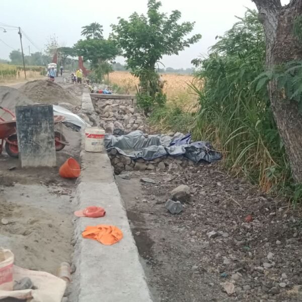 NGANJUK, discoverynews.id - Proyek pembangunan Tembok Penahan Tanah (TPT) penahan jalan di Desa Mabung, Kecamatan Baron, Kabupaten Nganjuk, menuai sorotan tajam dari warga. Pasalnya, proyek tersebut dikerjakan tanpa dilengkapi papan nama informasi proyek dan material berserakan di bahu jalan hingga membahayakan pengguna jalan. Pantauan discoverynews.id di lokasi, Senin (27/10/2026), terlihat tumpukan material berupa pasir, batu, dan split dibiarkan menggunung di tepi jalan. Tidak ada rambu pengaman atau garis pembatas yang memadai. Kondisi ini membuat akses jalan menjadi sempit dan licin, terutama saat malam hari. Lebih miris lagi, tidak ditemukan papavn informasi proyek yang seharusnya memuat sumber anggaran, nilai kontrak, volume pekerjaan, pelaksana, dan jangka waktu pengerjaan. Padahal, papan nama proyek merupakan kewajiban sesuai dengan Undang-Undang Nomor 14 Tahun 2008 tentang Keterbukaan Informasi Publik (KIP) dan Peraturan Presiden tentang pengadaan barang dan jasa. "Ini proyek apa, dari mana anggarannya, nilainya berapa, warga tidak tahu sama sekali. Tidak ada papan namanya. Material dibiarkan di pinggir jalan, sangat membahayakan," ujar salah satu warga Mabung yang enggan disebutkan namanya. Warga juga menyebut, sempat terjadi insiden kecelakaan akibat material proyek tersebut. Seorang pengendara motor terjatuh di area proyek hingga sepeda motornya mengalami kerusakan. "Sempat ada yang jatuh di area proyek itu, motornya rusak. Sekarang motornya masih di bengkel dan katanya dibiayai pihak proyek," ungkap warga tersebut. Warga berharap pemerintah desa maupun instansi terkait, dalam hal ini Dinas PUPR Kabupaten Nganjuk, segera turun tangan memberikan teguran kepada pelaksana proyek. "Kalau memang proyek pemerintah, harusnya transparan. Pasang papan nama biar jelas. Dan material jangan dibiarkan berserakan, kasihan pengguna jalan. Jangan menunggu ada korban lagi," tegasnya. Hingga berita ini diturunkan, pihak pelaksana proyek maupun Pemerintah Desa Mabung belum dapat dikonfirmasi terkait proyek TPT tanpa papan nama tersebut. Discoverynews.id masih berupaya melakukan konfirmasi lebih lanjut. Gun / Redaksi Jatim / discoverynews.id