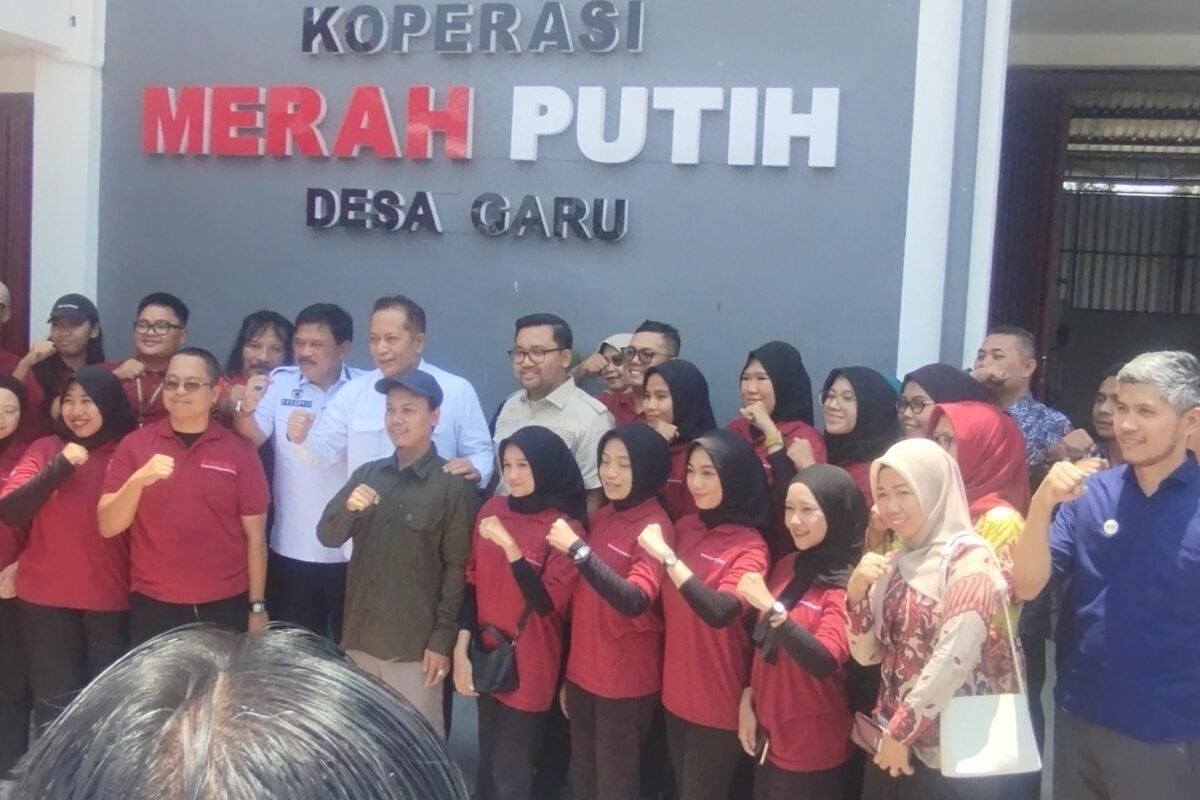 Menteri Koperasi Ferry Juliantono Kunjungi KDMP Desa Garu, Bupati dan Wakil Bupati Nganjuk Turut Hadir. Perkuat Harapan Koperasi sebagai Penggerak Ekonomi Rakyat Nganjuk, discoverynews.id Koperasi Desa Merah Putih (KDMP) Desa Garu, Kecamatan Baron, Kabupaten Nganjuk mendapat kunjungan kehormatan dari Menteri Koperasi Republik Indonesia Dr. Ferry Joko Juliantono, S.E., Ak., M.Si. Kunjungan tersebut turut didampingi Bupati Nganjuk Marhaen Jumadi dan Wakil Bupati Nganjuk Trihandy Cahyo Saputro, ST. Kedatangan rombongan Menteri disambut langsung oleh Kepala Desa Garu Imam Syafii bersama pengurus dan Manager KDMP Garu Ahzha Andhar Awwady, S.E. serta seluruh anggota koperasi. Dalam kunjungan tersebut, Menteri bersama Bupati dan Wakil Bupati melakukan pengecekan langsung ke gudang KDMP, mengecek satu per satu barang-barang subsidi yang dijual, mulai dari kebutuhan pokok, LPG, minyak goreng, kebutuhan pokok bersubsidi lainnya hingga mengecek stok pupuk bersubsidi. Tak hanya itu, Menteri bersama Bupati juga sempat mencoba kendaraan operasional KDMP Garu yang terparkir di dalam gudang koperasi sebagai simbol kesiapan operasional distribusi. Usai kunjungan, awak media discoverynews.id melakukan wawancara eksklusif dengan Kepala Desa Garu, Imam Syafii. Kepala Desa Garu : KDMP Harapan Baru Perekonomian Warga Kepala Desa Garu Imam Syafii atas nama Pemerintah Desa Garu menyampaikan rasa terima kasih yang sebesar-besarnya atas dukungan langsung dari Menteri Koperasi. Saya atas nama Kepala Desa Garu Imam Syafii sungguh sangat banyak terima kasih dengan adanya Bapak Menteri Doktor Ferry Juliantono yang telah memberikan dukungan secara langsung bahwa dengan adanya koperasi ini harapan semua warga akan semakin jauh lebih sukses untuk mengangkat perekonomian masyarakat, ujar Imam Syafii kepada discoverynews.id. Ia menambahkan, prospek KDMP ke depan sangat menjanjikan setelah Menteri memberikan izin khusus untuk Koperasi Desa Merah Putih menjual barang-barang subsidi. Tadi telah diizinkan sama Bapak Menteri bahwa untuk khusus KDMP ya Koperasi Merah Putih ini barang-barang yang sangat menjadi kebutuhan adalah termasuk pupuk, elpiji, minyak, ini salah satu barang barang yang bersubsidi. Beliau menegaskan dari pihak-pihak terkait agar tidak mempersulit, sehingga betul-betul munculnya Koperasi Merah Putih ini menjadi harapan dan yang dirasakan oleh masyarakat terutama Desa Garu dan semua desa yang ada di Indonesia, jelasnya. Kades Garu juga sempat menanyakan langsung kepada Menteri terkait status kepengurusan KDMP yang selama ini belum mendapat perhatian khusus terkait honor atau gaji. Memang di sini saya tanya langsung dengan Bapak Menteri bagaimana hubungan kepengurusan KDMP. Karena munculnya koperasi ini juga karena terbentuknya pengurus. Sampai sekarang pengurus ini belum ada perhatian secara khusus, khusus tentang berapa honor atau bagaimana. Tapi jelas tadi Pak Menteri menjawab itu ada hubungannya dengan bisnis. Jadi sementara bisa diambilkan dari keuntungan itu. Berarti nanti kolaborasi antara pengurus dengan manajer KDMP. Makanya itu terus berkolaborasi antara pengurus, manajer dan Kepala Desa. Tadi juga Pak Bupati menyarankan bisa nanti nyambung dengan pertanian," tambah Kades. Sesuai petunjuk Menteri, Kades Garu mengaku mendapat tugas untuk terus merangkul masyarakat agar mau menjadi anggota koperasi, termasuk kelompok tani. Petunjuk dari Pak Menteri, di perintahkan semua masyarakat supaya menjadi anggota, termasuk kelompok tani. Itu salah satu PR demi untuk terwujudnya koperasi tetap eksis," tutupnya. Sementara itu, Manager KDMP Garu Ahzha Andhar Awwady, S.E. dalam keterangannya mengatakan stok subsidi aman, siap layani petani dan warga, pihaknya sangat siap menjalankan amanah dari pemerintah pusat untuk menyalurkan barang subsidi secara transparan dan tepat sasaran. Kunjungan Pak Menteri, Pak Bupati dan Pak Wabup ini menjadi energi besar bagi kami. Kami di KDMP Garu sudah menyiapkan gudang, sistem administrasi, dan armada operasional. Untuk pupuk bersubsidi, LPG 3 kg, minyak goreng dan sembako lainnya stok aman dan hari ini sudah dicek langsung oleh Pak Menteri, ujar Ahzha. Ia menegaskan, KDMP Garu akan fokus pada pelayanan petani dan warga kurang mampu agar tidak lagi kesulitan mendapatkan pupuk dan gas , LPG Kami akan buka seluas-luasnya untuk warga Garu dan sekitarnya menjadi anggota. Prinsip koperasi merah putih ini dari warga, oleh warga, untuk warga. Kami juga akan bersinergi dengan Gapoktan dan kelompok tani sesuai arahan Pak Kades dan Pak Bupati," pungkasnya. Kunjungan diakhiri dengan foto bersama di depan Kantor Koperasi Merah Putih Desa Garu dan peninjauan stok pupuk bersubsidi di dalam gudang. gtr/ Redaksi Jatim discoverynews.id