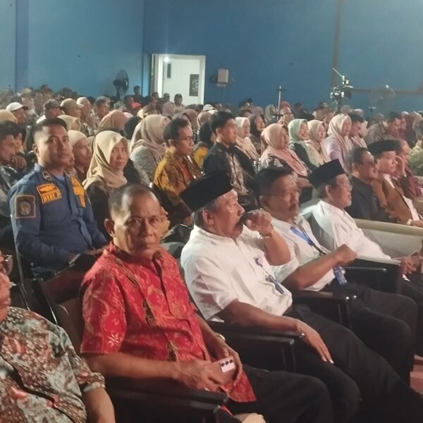 Discoverynews.id | NGANJUK - Kegiatan Wawasan Kebangsaan Kecamatan Tanjung Anom dipusatkan di SMA Negeri 1 Tanjung Anom, Kamis (30/10/2025). Acara berlangsung meriah dan dihadiri sekitar 1.500 orang yang terdiri dari Kepala Desa se-Kecamatan Tanjung Anom, perwakilan warga dari 14 desa dan 2 kelurahan, serta unsur Forpincam. Hadir langsung dalam acara tersebut Bupati Nganjuk Marhaen Jumadi, Wakil Bupati Nganjuk Trihandy Cahyo Saputro, S.T., dan Camat Tanjung Anom Nuri Prihandoko, S.STP., M.KP. Dalam sambutannya, Bupati Nganjuk Marhaen Jumadi memaparkan sejumlah program prioritas pemerintah daerah. Di antaranya program Rumah Layak Huni (RLH) dan jaminan kesehatan masyarakat. Bupati menegaskan kepada seluruh warga yang hadir agar tidak ragu untuk berobat ke rumah sakit. "Kalau sakit jangan ragu ke RS. Pastikan gratis. Itu sudah menjadi tanggung jawab pemerintah," tegas Marhaen di hadapan ribuan warga. Selain itu, Marhaen juga membuka saluran pengaduan langsung kepada masyarakat. Ia mempersilahkan warga untuk melaporkan langsung jika menemukan jalan rusak di wilayahnya. "Kalau ada jalan-jalan yang rusak, langsung WA ke nomor saya. Laporkan keluhan-keluhan masyarakat, akan langsung kita tindak lanjuti," ujarnya. Camat Tanjung Anom Nuri Prihandoko, S.STP., M.KP. dalam keterangannya sangat mengapresiasi antusiasme warga dan terselenggaranya acara wawasan kebangsaan ini. Menurutnya, kegiatan ini penting untuk memperkokoh persatuan dan kesatuan bangsa menuju Kecamatan Tanjung Anom yang rukun, aman, dan sejahtera. Acara semakin interaktif dengan sesi tanya jawab antara Bupati dan masyarakat. Sejumlah keluhan warga langsung ditanggapi di lokasi. Bahkan Wakil Bupati Trihandy Cahyo Saputro, S.T. yang juga menerima keluhan warga terkait KIS yang mati, langsung mengambil tindakan cepat di tempat. KIS yang dilaporkan mati saat itu juga langsung diaktifkan kembali. Kegiatan Wawasan Kebangsaan ini diharapkan mampu memperkuat rasa cinta tanah air sekaligus menjadi wadah dialog langsung antara pemerintah dan masyarakat. Discoverynews.id / Tim GT / And