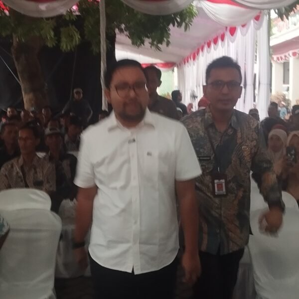 Discoverynews.id | NGANJUK - Kegiatan Wawasan Kebangsaan Kecamatan Tanjung Anom dipusatkan di SMA Negeri 1 Tanjung Anom, Kamis (30/10/2025). 

Acara berlangsung meriah dan dihadiri sekitar 1.500 orang yang terdiri dari Kepala Desa se-Kecamatan Tanjung Anom, perwakilan warga dari 14 desa dan 2 kelurahan, serta unsur Forpincam.

Hadir langsung dalam acara tersebut Bupati Nganjuk Marhaen Jumadi, Wakil Bupati Nganjuk Trihandy Cahyo Saputro, S.T., dan Camat Tanjung Anom Nuri Prihandoko, S.STP., M.KP.

Dalam sambutannya, Bupati Nganjuk Marhaen Jumadi memaparkan sejumlah program prioritas pemerintah daerah. Di antaranya program Rumah Layak Huni (RLH) dan jaminan kesehatan masyarakat.

Bupati menegaskan kepada seluruh warga yang hadir agar tidak ragu untuk berobat ke rumah sakit.
"Kalau sakit jangan ragu ke RS. Pastikan gratis. Itu sudah menjadi tanggung jawab pemerintah," tegas Marhaen di hadapan ribuan warga.
Selain itu, Marhaen juga membuka saluran pengaduan langsung kepada masyarakat. Ia mempersilahkan warga untuk melaporkan langsung jika menemukan jalan rusak di wilayahnya.
"Kalau ada jalan-jalan yang rusak, langsung WA ke nomor saya. Laporkan keluhan-keluhan masyarakat, akan langsung kita tindak lanjuti," ujarnya.
Camat Tanjung Anom Nuri Prihandoko, S.STP., M.KP. dalam keterangannya sangat mengapresiasi antusiasme warga dan terselenggaranya acara wawasan kebangsaan ini. Menurutnya, kegiatan ini penting untuk memperkokoh persatuan dan kesatuan bangsa menuju Kecamatan Tanjung Anom yang rukun, aman, dan sejahtera.

Acara semakin interaktif dengan sesi tanya jawab antara Bupati dan masyarakat. Sejumlah keluhan warga langsung ditanggapi di lokasi.

Bahkan Wakil Bupati Trihandy Cahyo Saputro, S.T. yang juga menerima keluhan warga terkait KIS yang mati, langsung mengambil tindakan cepat di tempat. KIS yang dilaporkan mati saat itu juga langsung diaktifkan kembali.

Kegiatan Wawasan Kebangsaan ini diharapkan mampu memperkuat rasa cinta tanah air sekaligus menjadi wadah dialog langsung antara pemerintah dan masyarakat.

Discoverynews.id / Tim
GT / And
