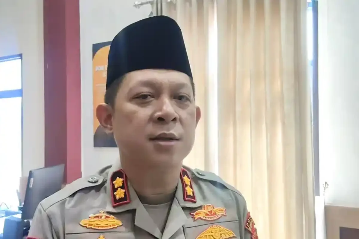 Kapolres-Mamuju-Tengah-AKBP-Ari-Prayitno-saat-ditemui-di-ruang-kerjanya (1)