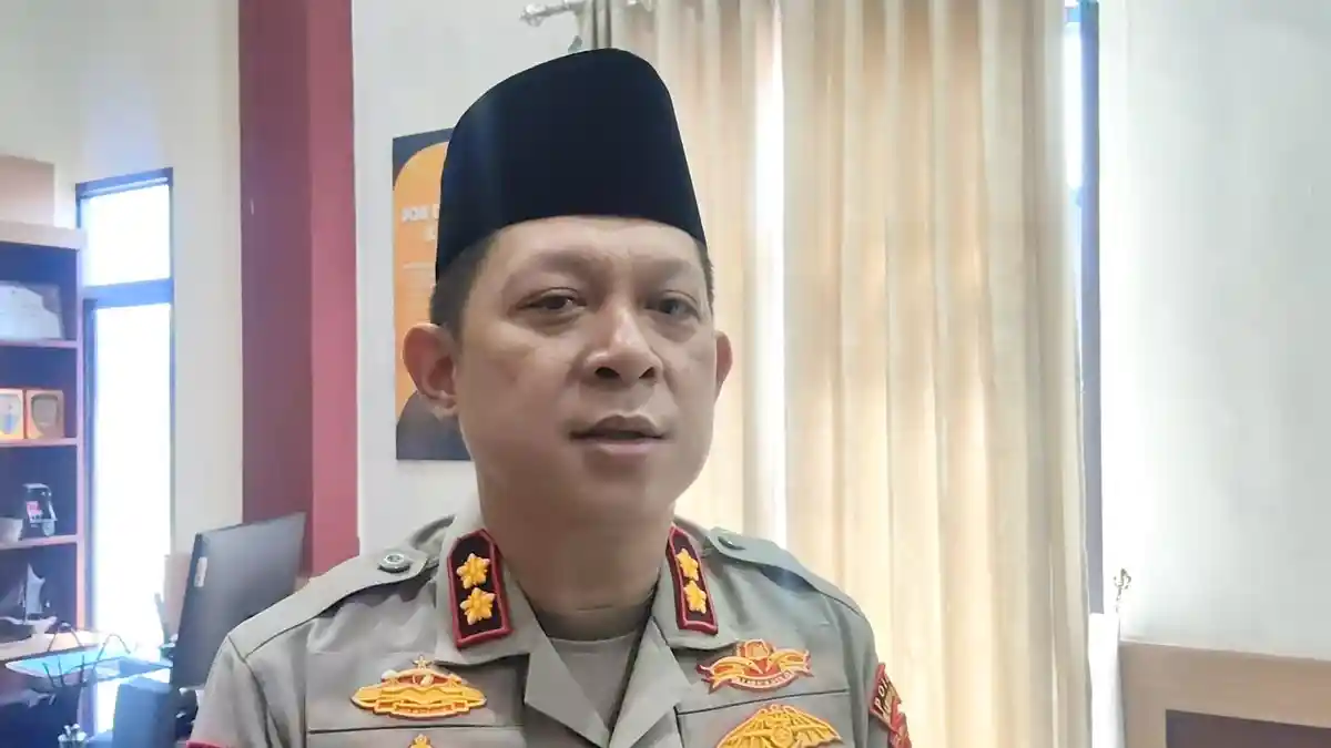 Kapolres-Mamuju-Tengah-AKBP-Ari-Prayitno-saat-ditemui-di-ruang-kerjanya (1)