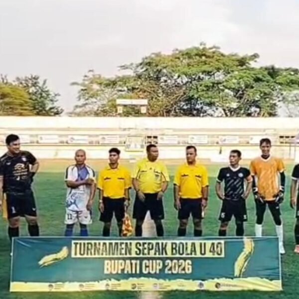 

 Discoverynews.id .

 Gendis FC U-40 mengawali kiprahnya di ajang Open Turnamen Sepak Bola U-40 Bupati Cup Madiun 2026 Minggu 31/10/2026 dengan hasil gemilang. Bertanding menghadapi Himapora FC Magetan di Stadion Pangeran Timur Caruban Gendis FC berhasil membalikkan keadaan dan meraih kemenangan dramatis dengan skor 2-1.

Pertandingan berlangsung seru dan menarik. Kedua tim menampilkan permainan kompetitif dengan jual beli serangan sepanjang laga. Meski sempat tertinggal lebih dahulu, Gendis FC mampu menunjukkan semangat juang hingga akhirnya memastikan kemenangan.

Gendis FC yang ditangani Coach Rizal Paijo bersama asistennya, Mono Sudarmono, menurunkan sejumlah pemain berpengalaman yang pernah merasakan atmosfer kompetisi liga. Di antaranya Suroso, mantan pemain Arema, Wawan Widiantoro, Suswanto, Sulis Budi, Harianto, mantan pemain Persik Kediri, serta David, mantan kiper Deltras. Tim juga diperkuat sang kapten, Mashudi mantan Persedikab Kediri.

Sementara itu, Himapora FC Magetan bukan lawan yang bisa dipandang sebelah mata. Tim tersebut juga diperkuat sejumlah pemain berpengalaman, di antaranya Sutaji, Arif Ariyanto, dan Recoba.

Himapora Unggul Lebih Dulu

Himapora FC membuka keunggulan pada menit ke-14 melalui Recoba. Berawal dari umpan matang Arif Ariyanto, Recoba berhasil menembus pertahanan Gendis FC dan berhadapan langsung dengan kiper David. Meski sempat mengenai tangan penjaga gawang, bola tetap meluncur ke dalam gawang dan mengubah skor menjadi 1-0 untuk Himapora.

Tertinggal satu gol membuat Gendis FC meningkatkan intensitas serangan. Upaya tersebut akhirnya membuahkan hasil pada menit ke-28 babak pertama.

Peluang bermula ketika Haji Aldo, yang turut mengomandoi permainan tim, membawa bola dari sisi kanan dan mendapatkan pelanggaran dari pemain belakang lawan. Suswanto kemudian mengambil tendangan bebas yang mengarah ke tiang jauh.

Situasi di depan gawang Himapora sempat memunculkan kemelut. Bola liar kemudian disambar Harianto melalui tendangan voli keras yang tak mampu dibendung penjaga gawang lawan. Gol tersebut menyamakan kedudukan menjadi 1-1.

Sundulan Harianto Jadi Penentu Kemenangan

Memasuki babak kedua, kedua tim kembali memperagakan permainan terbuka dan saling melancarkan serangan untuk mencari gol kemenangan.

Gendis FC akhirnya berbalik unggul pada menit ke-49. Berawal dari umpan kaki kiri yang akurat dari sisi kiri pertahanan Himapora menuju tiang jauh, Harianto berhasil melepaskan diri dari pengawalan pemain lawan.

Dengan penempatan posisi yang tepat, Harianto menyambut umpan tersebut melalui sundulan terarah ke tiang jauh. Bola gagal dijangkau kiper Himapora, sekaligus mengubah skor menjadi 2-1 untuk keunggulan Gendis FC.

Gol kedua Harianto menjadi penentu kemenangan Gendis FC setelah sebelumnya kedua tim berjuang keras sepanjang pertandingan.

Evaluasi Kepemimpinan Wasit.

Di tengah pertandingan yang berlangsung kompetitif, jalannya laga juga diwarnai sejumlah keputusan perangkat pertandingan yang menjadi perhatian. Beberapa pihak menilai terdapat dugaan pelanggaran dan posisi offside yang luput dari pengamatan wasit maupun asistennya.

Meski demikian, penilaian terhadap keputusan-keputusan tersebut tetap memerlukan evaluasi berdasarkan kejadian di lapangan. Secara keseluruhan, pertandingan berlangsung dengan intensitas tinggi dan menyajikan persaingan menarik bagi penonton.

Haji Aldo Apresiasi Perjuangan Tim

Usai pertandingan, Haji Aldo, yang juga merupakan pemilik klub sekaligus pemain Gendis FC, mengungkapkan rasa senang dan puas atas perjuangan rekan-rekannya dalam pertandingan tersebut.

Kemenangan dengan skor 2-1 ini menjadi modal positif bagi Gendis FC untuk menghadapi pertandingan selanjutnya di turnamen Bupati Cup Madiun 2026. Sebagai bentuk apresiasi terhadap kerja keras tim, Haji Aldo juga telah menyiapkan bonus kemenangan bagi para pemain , beliau sdh berkoordinasi dengan Manager klub Lukman Harsono dan bendahara Drs. Miono.

Apresiasi turut disampaikan kepada Coach Rizal Paijo dan asisten pelatih Mono Sudarmono yang telah mempersiapkan tim menghadapi turnamen tersebut.

Kemenangan ini menunjukkan bahwa pengalaman, kerja sama, dan semangat pantang menyerah menjadi modal penting bagi Gendis FC U-40 untuk bersaing dalam turnamen.

Discoverynews.id / Tim

Gun / Redaksi Jatim